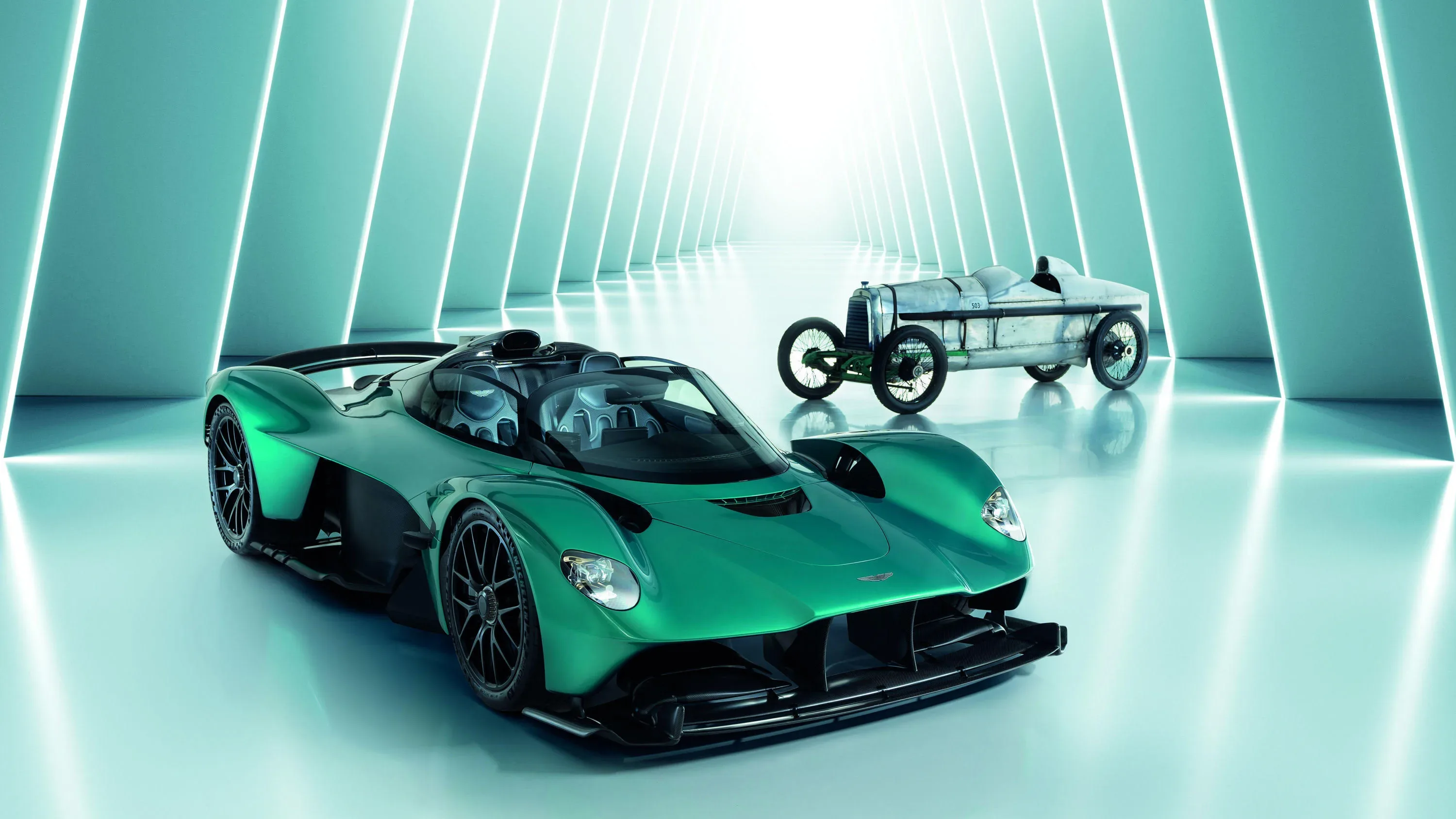 „Aston Martin“ bendradarbiaus su „Lucid“ gamindama elektrines transporto prie...
