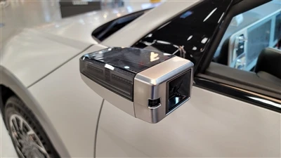 Muskas pakartoja, kad „Tesla“ pašalins fizinius galinio vaizdo veidrodžius.
