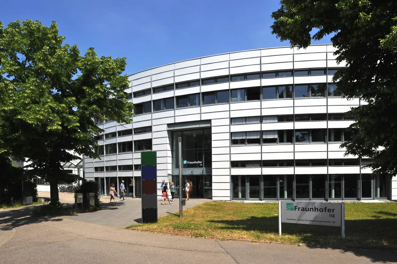 Fraunhofer ISE gamina kelių jungčių saulės elementus, kurių efektyvumas yra 3...