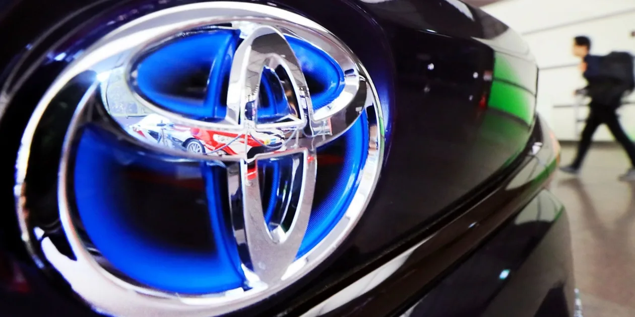 „Toyota“ surinks elektrinių transporto priemonių akumuliatorių paketus trijos...