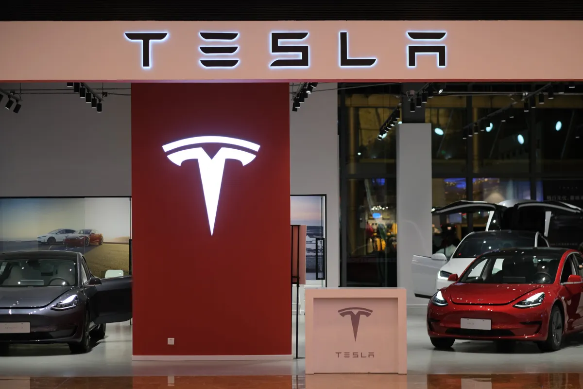 „Tesla“ vasario pardavimai Kinijoje pasiekė žemiausią lygį per 14 mėnesių
