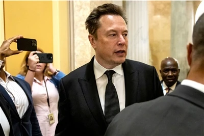 Muskas: su Tesla valdyba aptarti 5 milijardų dolerių investicijas į XAI