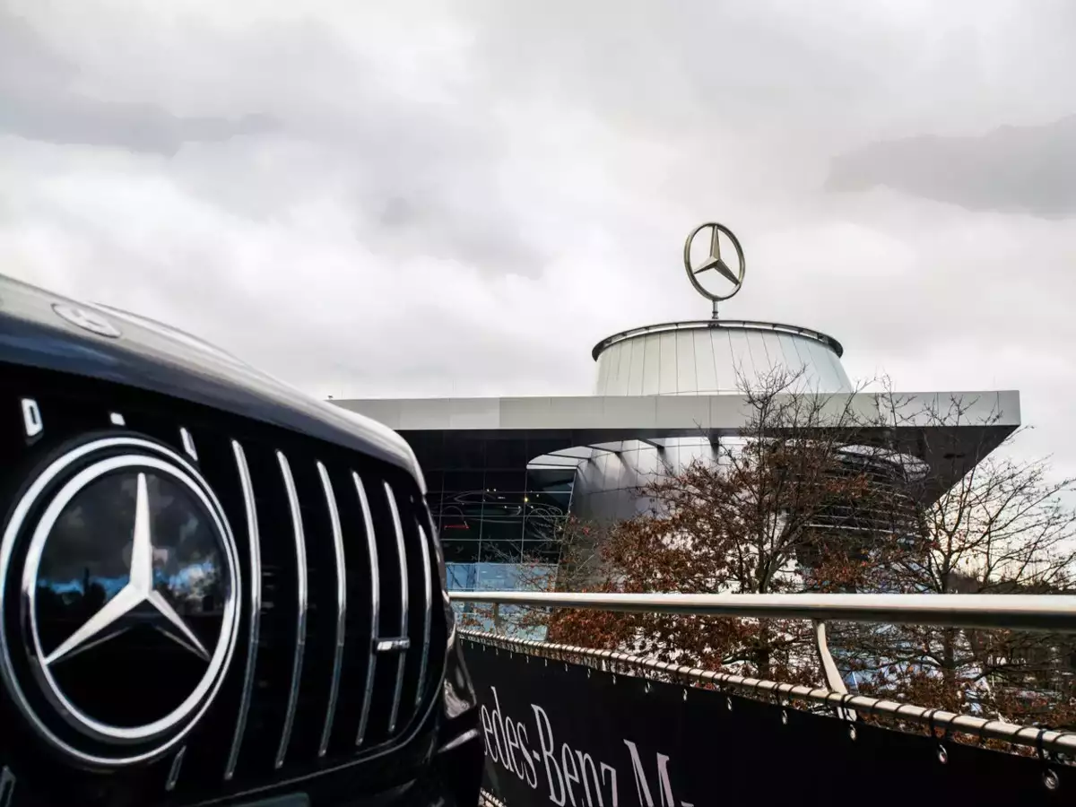 Mercedes-Benz Q3 EBIT per metus sumažėjo 48 %, planuojama mažinti išlaidas