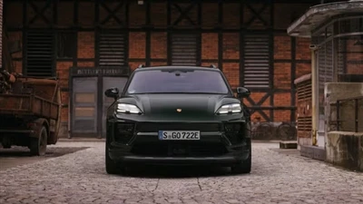 „Porsche“ toliau gamins benzininius ir hibridinius modelius