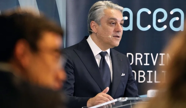 „Renault“ vadovas įsitikinęs, kad ES sušvelnins anglies dvideginio išmetimo t...