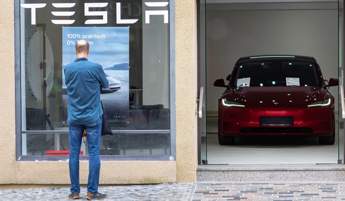 „Tesla“ įsigys dalinį bankrutavusios Vokietijos komponentų gamintojo „Manz“ t...